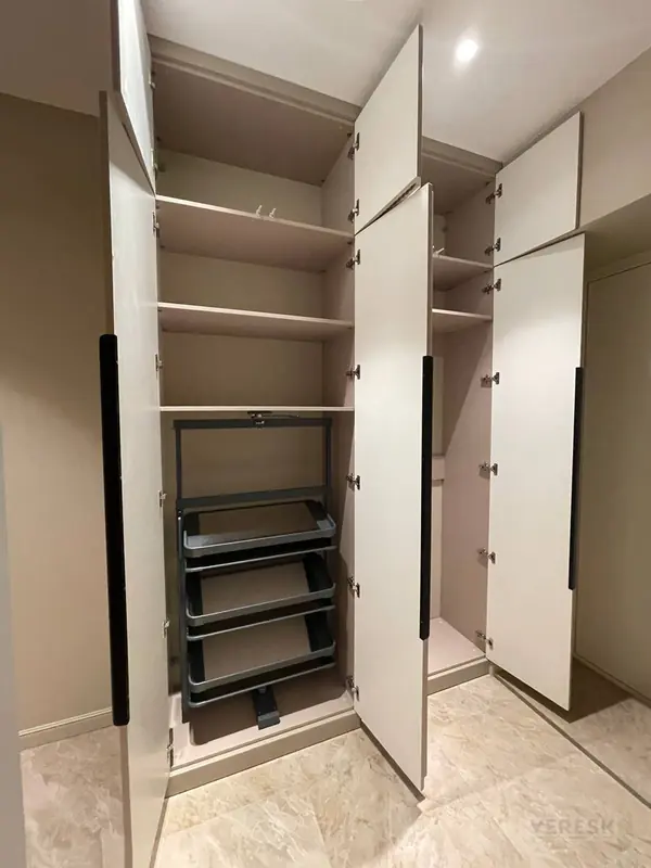 Распашные шкафы