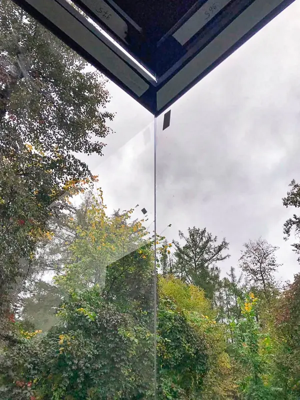 Безрамное остекление веранды и стеклянное ограждение на крыше.