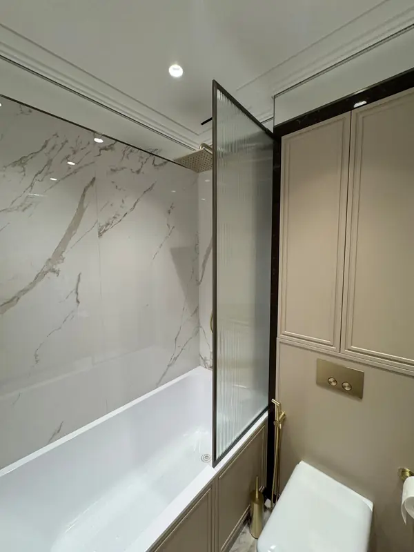 Шторка в ванную из рифленого стекла