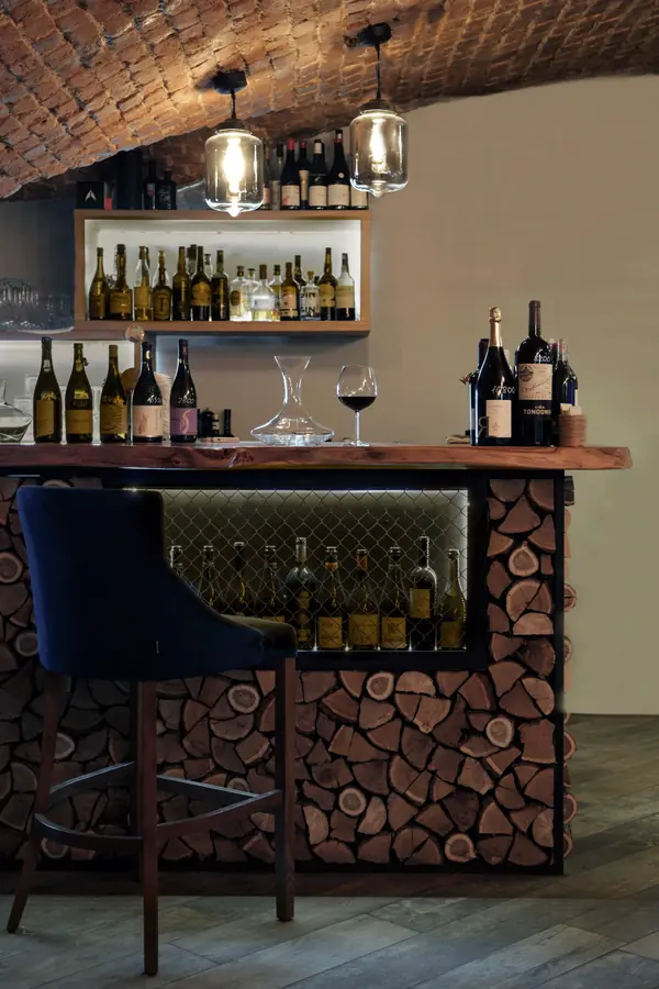 Винный погреб с барной стойкой из дров и камином