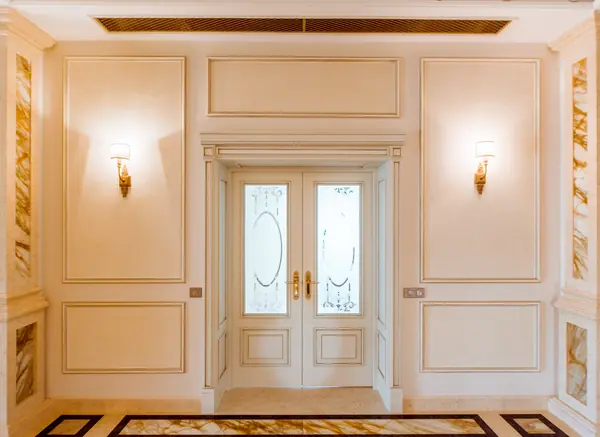 Все классические интерьеры в рыжем, один я в белом!