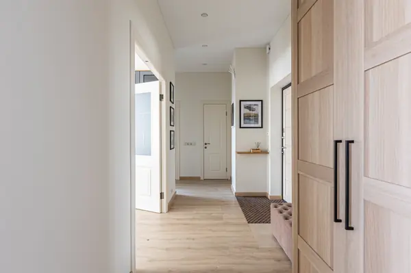 Двухкомнатная квартира под сдачу. Прихожая