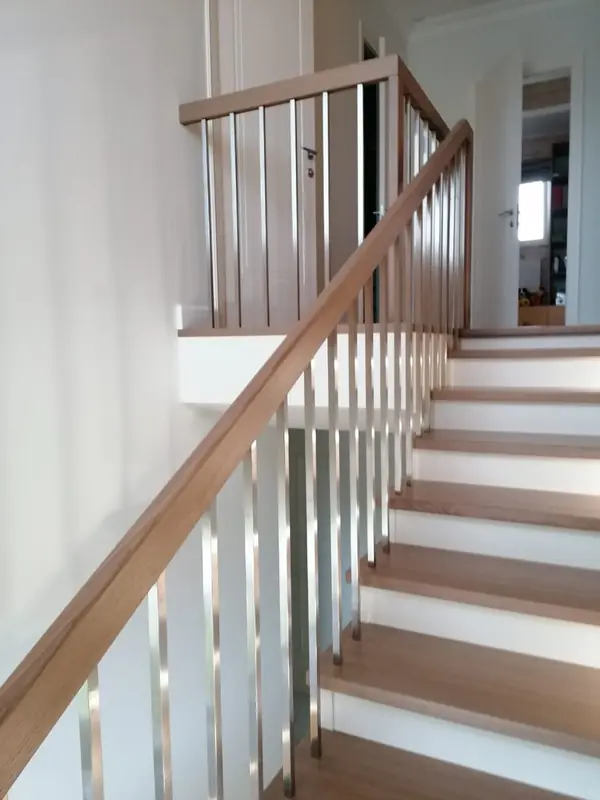 три лестницы  с металлическим ограждением