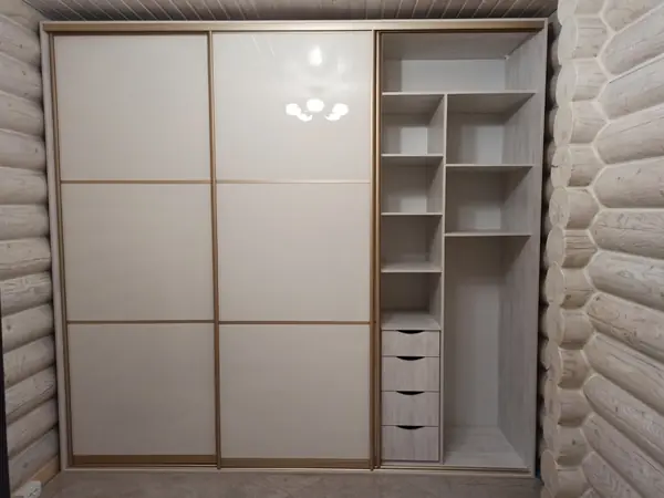 Трехдверный встроенный шкаф-купе в частном доме