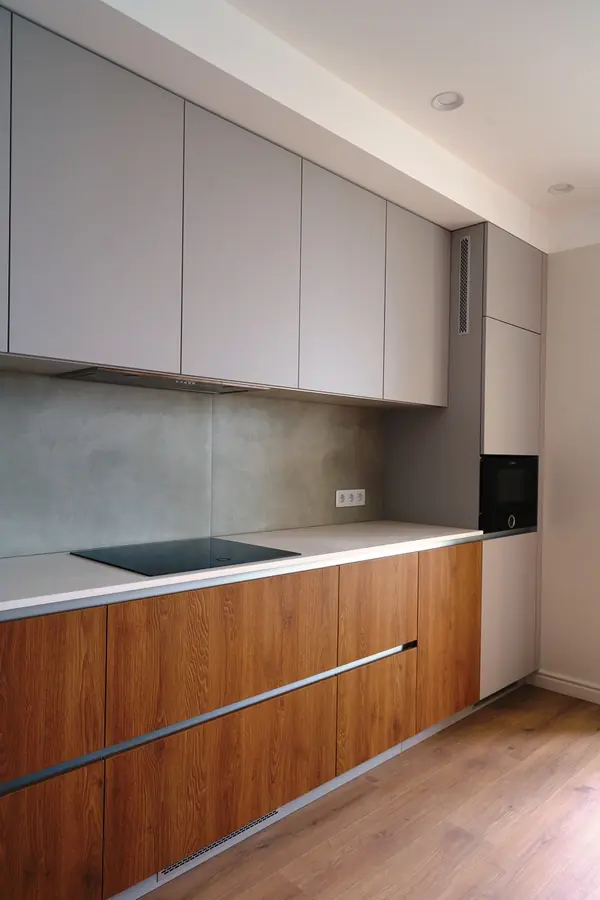 Еще одна серая кухня в большом проекте современной московской квартиры