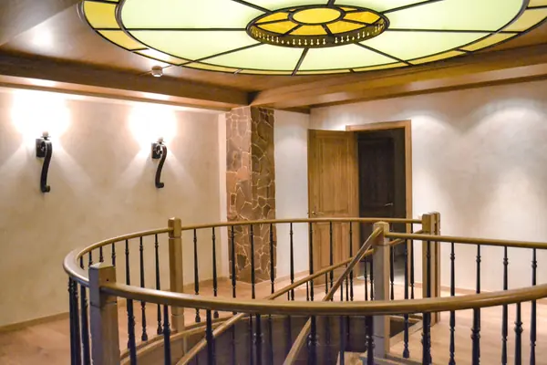 Двухуровневая квартира с кессонными потолками и винтовой лестницей