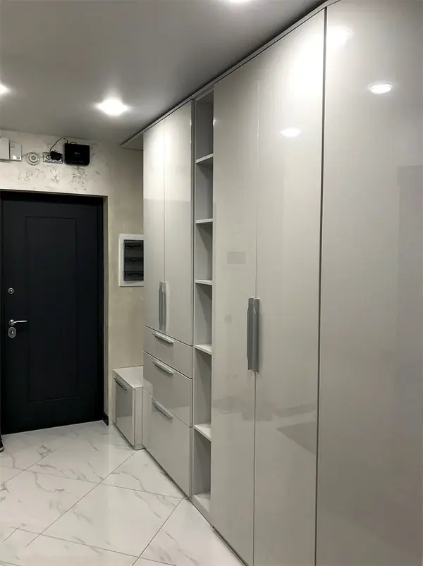 Глянцевый шкаф для прихожей