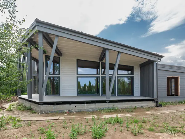 Трапецевидные окна, порталы и входные двери для современного дома