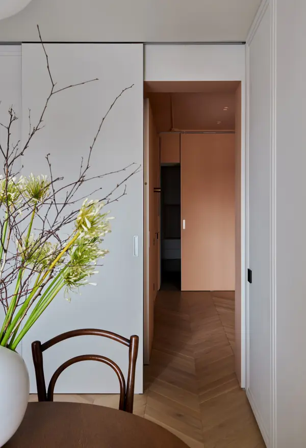 вид из кухню в прихожую