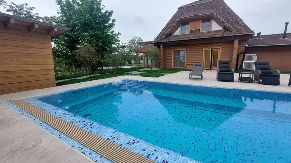 Уличный бассейн с покрывалом