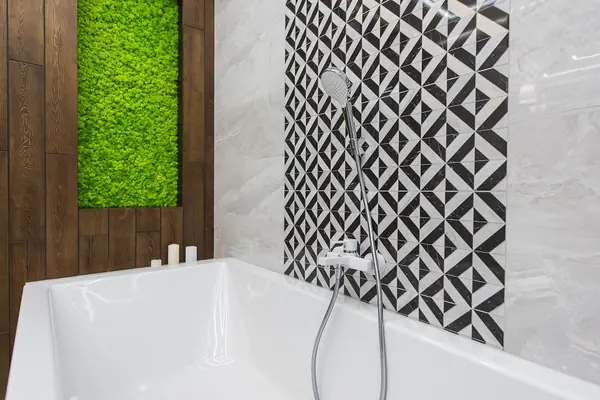 Санузел с деревянной стеной