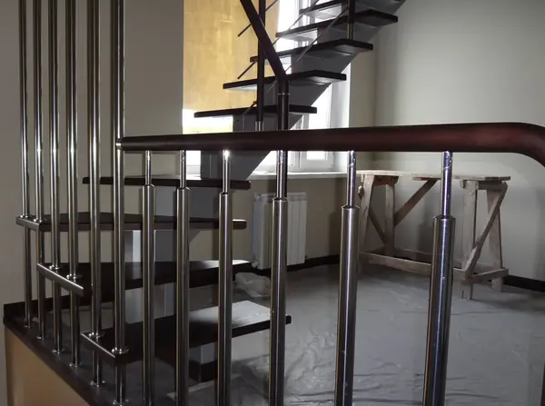 Лестница на второй этаж из дерева ясень.