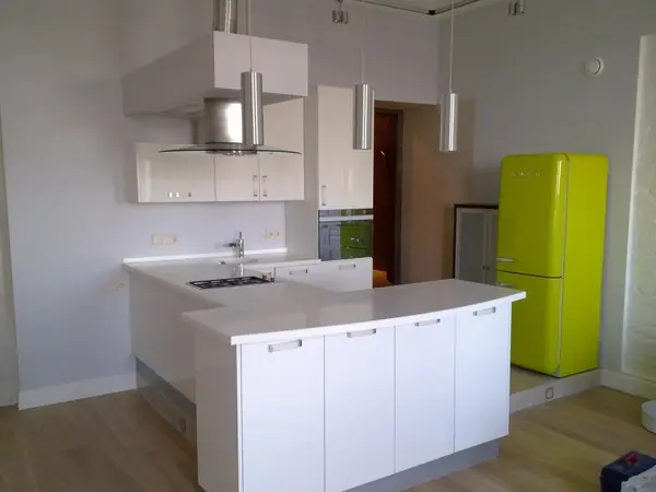 Кухня из акрилового камня