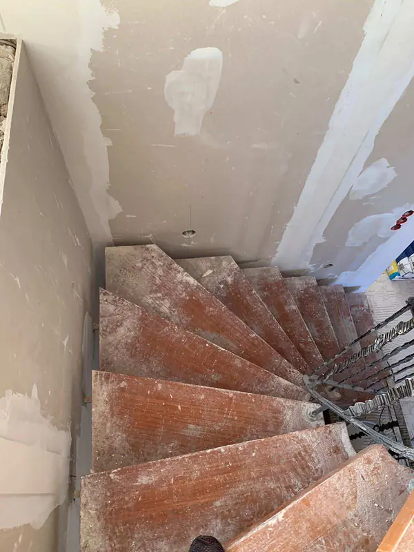 Черная лестница в проеме с окном