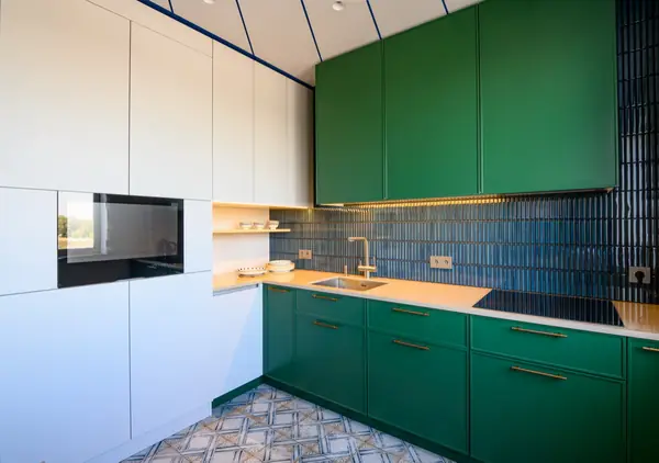 Кухня с кубинской дамой