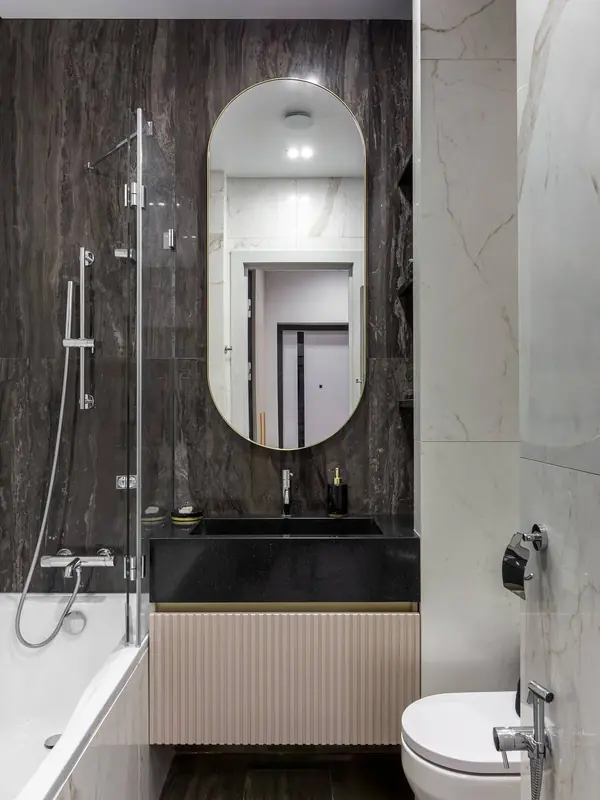 Подвесная тумба в санузле с округлым зеркалом и подсветкой