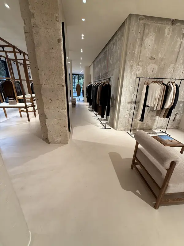 Декоративная штукатурка с эффектом Арт-бетон в коммерческом помещении