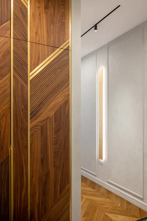 105 Садовые Кварталы. Бра в золотой потали.