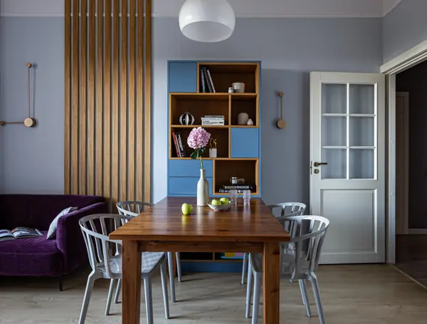 Кухня в Петергофе с высокими потолками