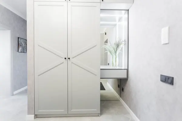 Современный шкаф в прихожую