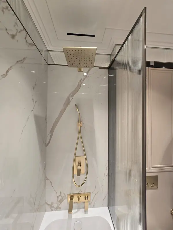 Шторка в ванную из рифленого стекла