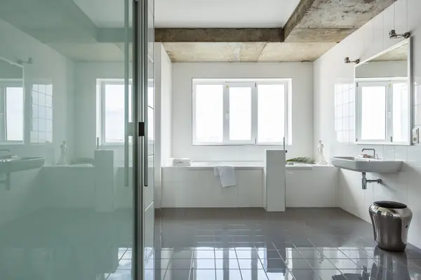 Хозяйский санузел с ванной под окном