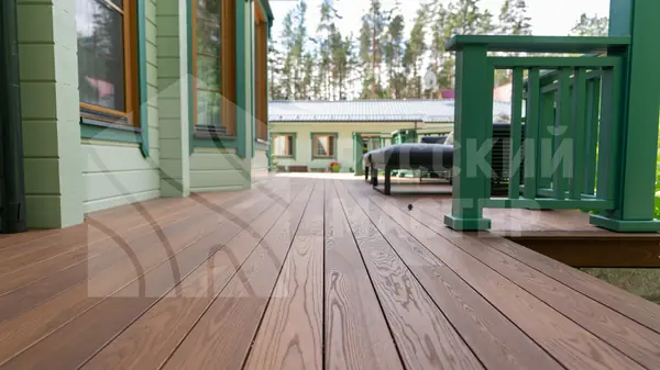 Терраса из термоясеня для загородного дома