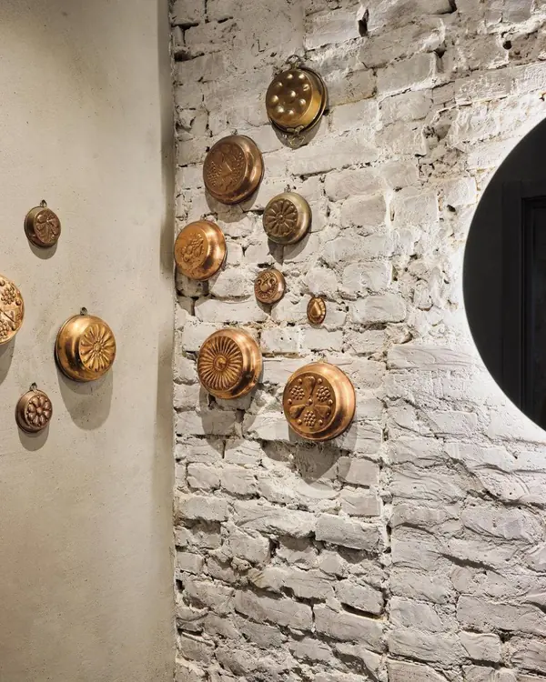 Фактурная штукатурка в кондитерской в г. Пушкин.