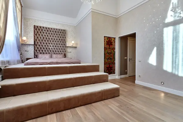 033 Квартира  в высотном доме с выходом на крышу.