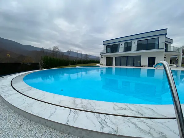 Бассейн с джакузи в горах