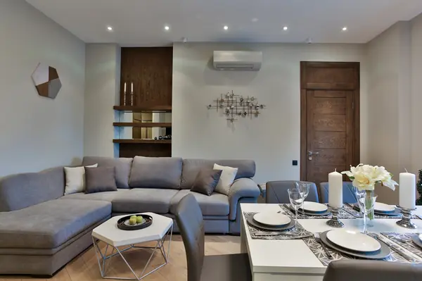 Стеновое панно, полки, дверь, фальш-фрамуга, стол обеденный, часы