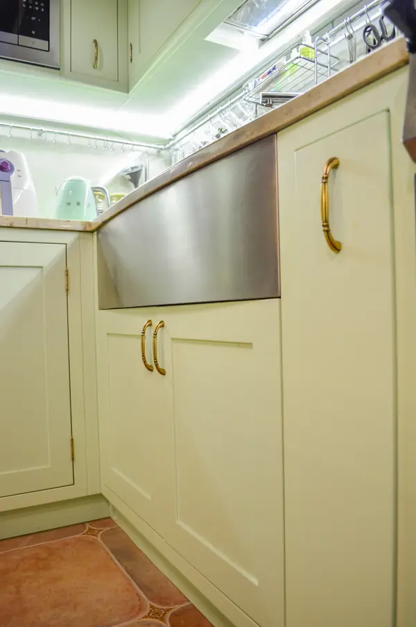 Нежно-зеленая кухня в американском стиле с островом