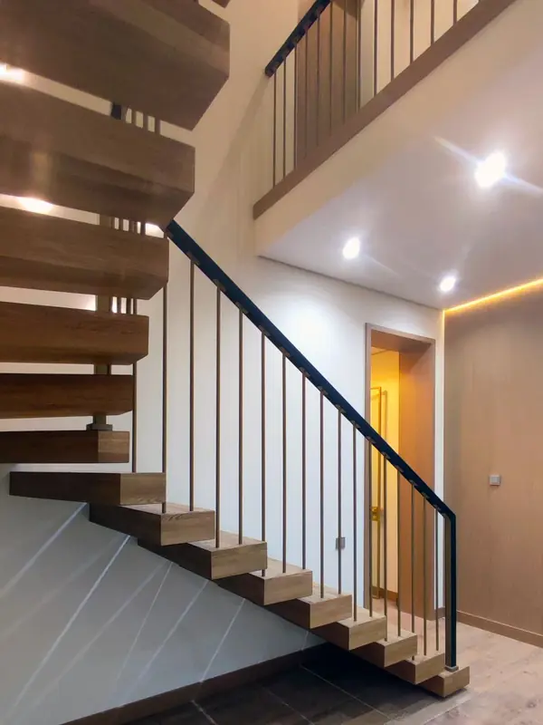 Консольная лестница со ступенями из дуба