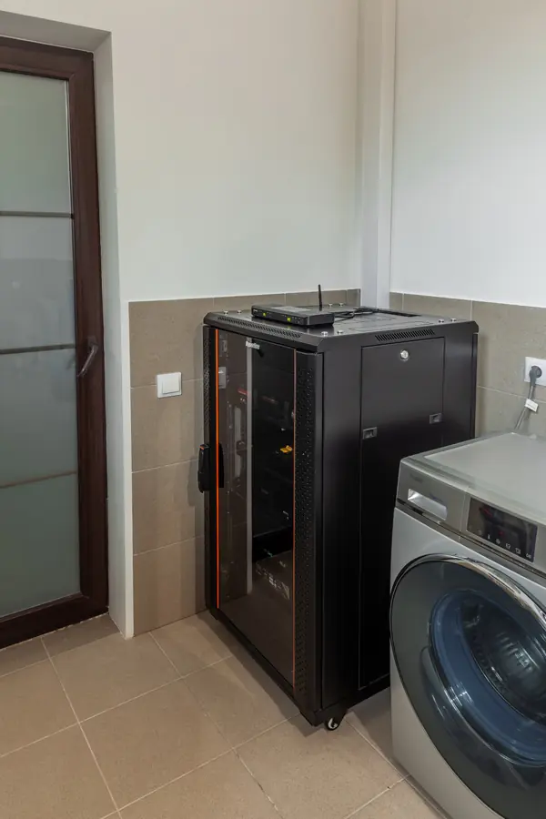 Гостевой домик с домашним кинотеатром в стиле лофт.