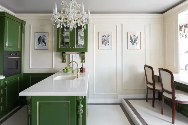 Квартира с зелёной кухней и романтичной ванной