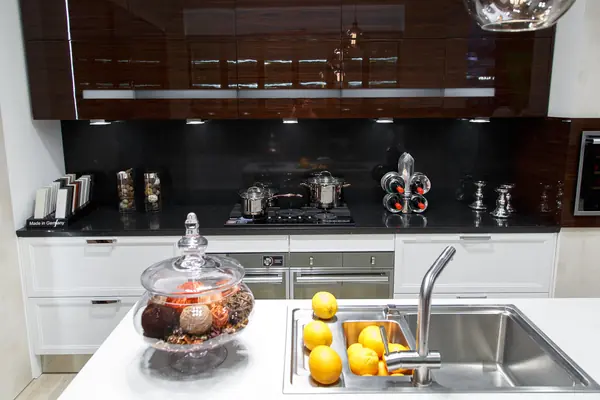 Кухня с использованием кварца двух цветов