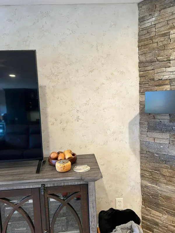 Сочетание фактурной штукатурки и декоративного камня: акцент в интерьере, которы