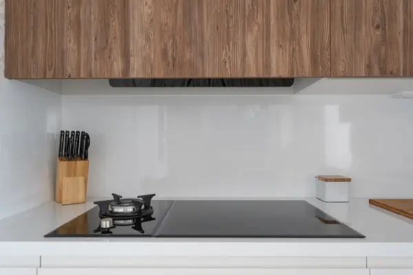 Белая кухня на которой есть газ