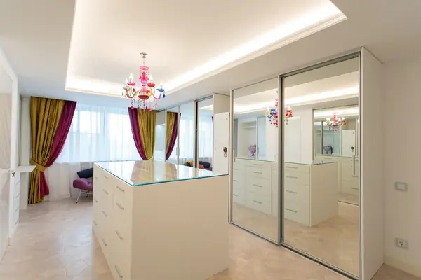 Гардеробная raumplus с комодом-островом