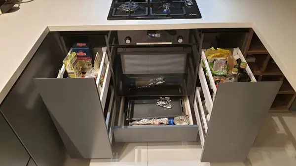 Кухня из эмали и массива.