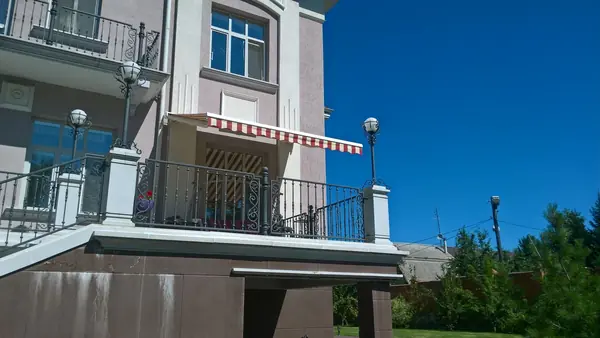 Маркизы-навесы для загородного дома