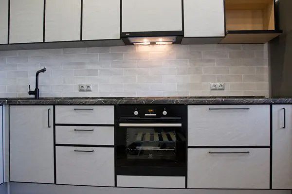 Кухня из пластика с фасадами под бетон