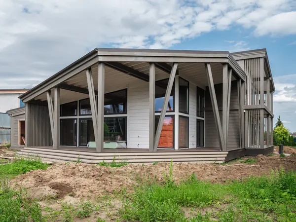 Трапецевидные окна, порталы и входные двери для современного дома