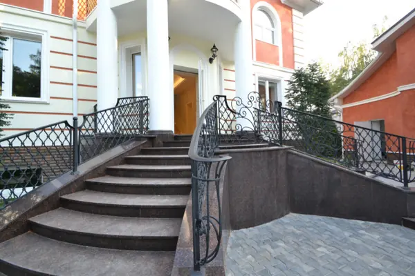 Фасад дома в Подмосковье - Классика