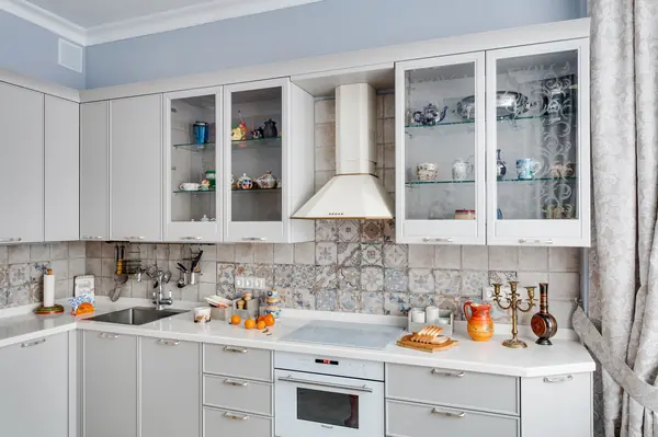 Кухня с лавандовыми стенами