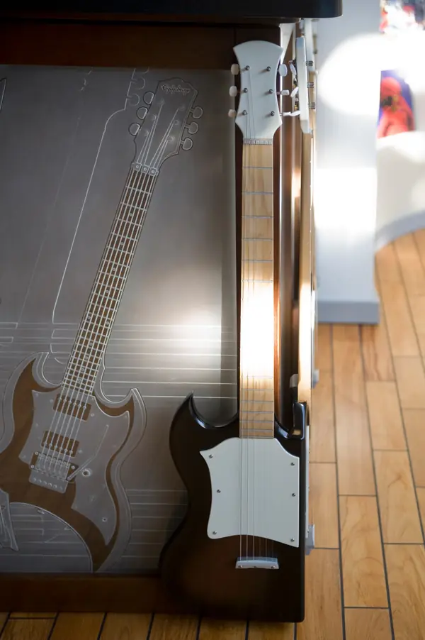 Фрагмент бара в бассейне. Резиденция Монолит