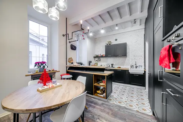 Просторная кухня в стиле лофт