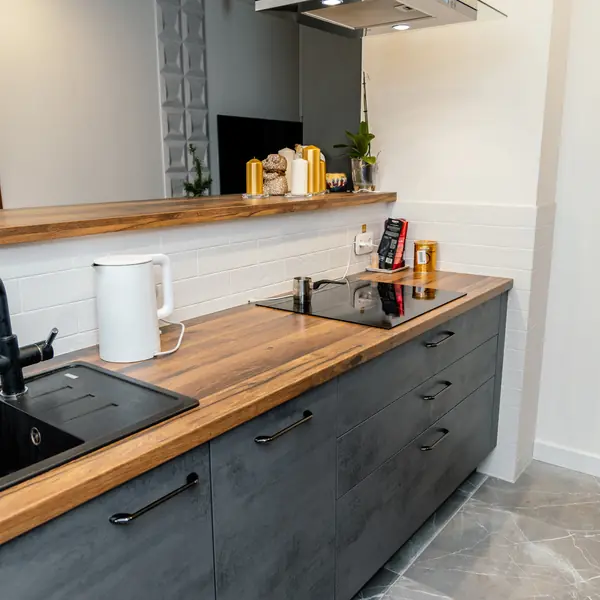 Кухня под бетон с оригинальной барной стойкой