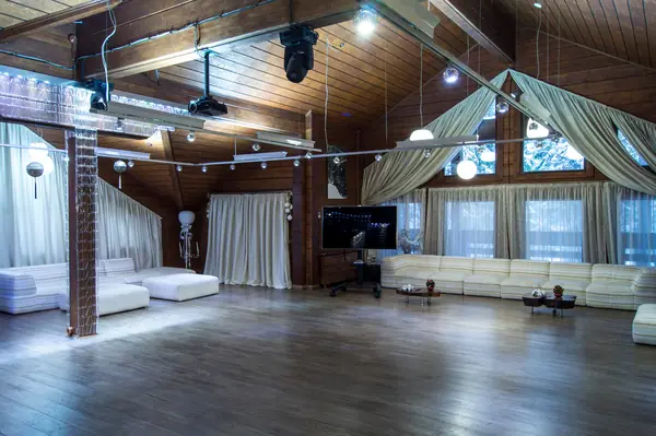 Домашний кинотеатр в мансарде