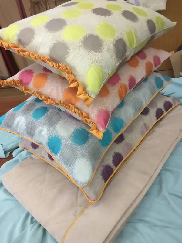 Спальни: оформление кроватей, декоративные покрывала, валики, подушки